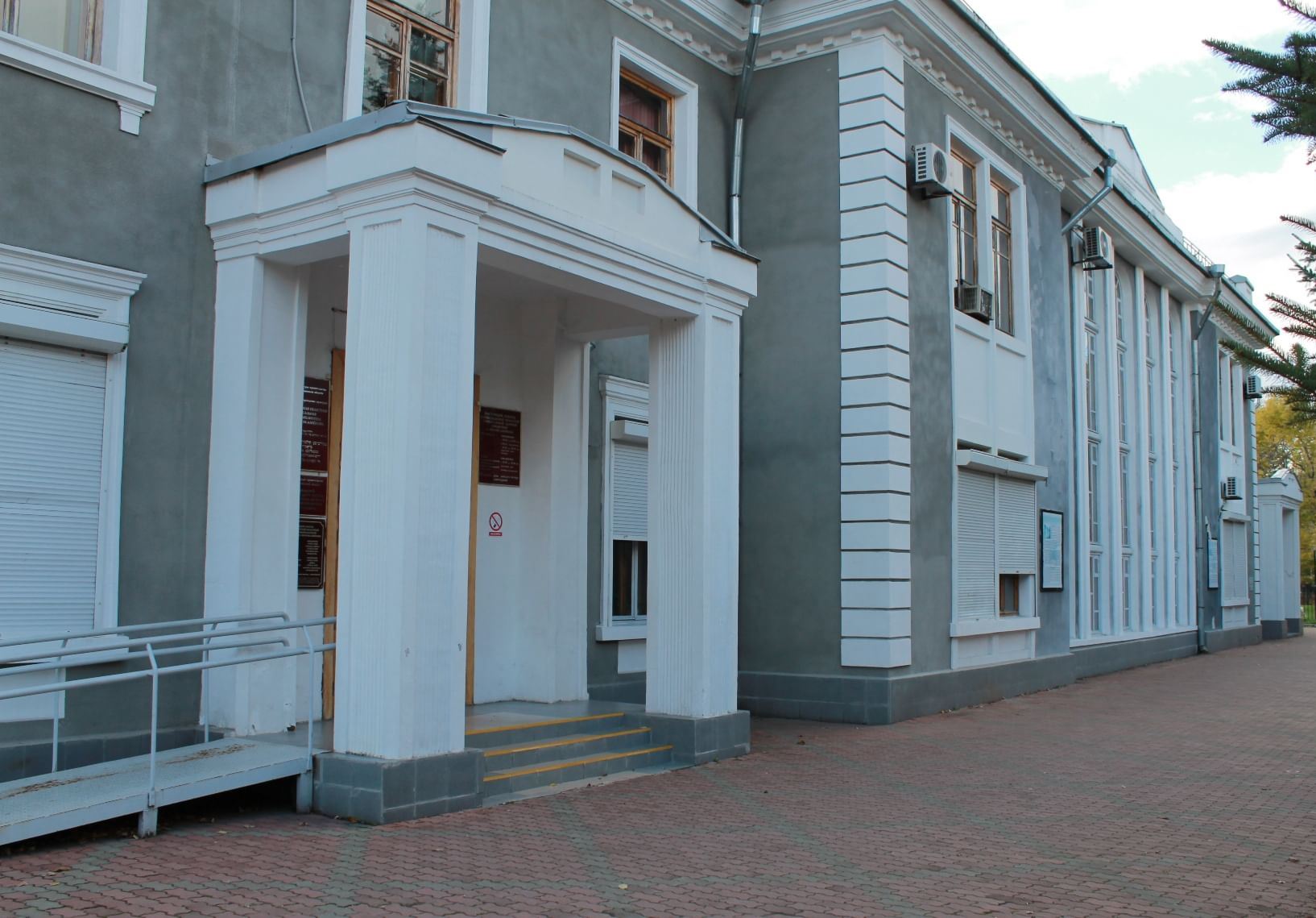 Областная библиотека и краеведческий музей